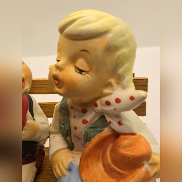 Boy and Girl Kissing Vintage Salt And pepper. - Picture 7 of 8